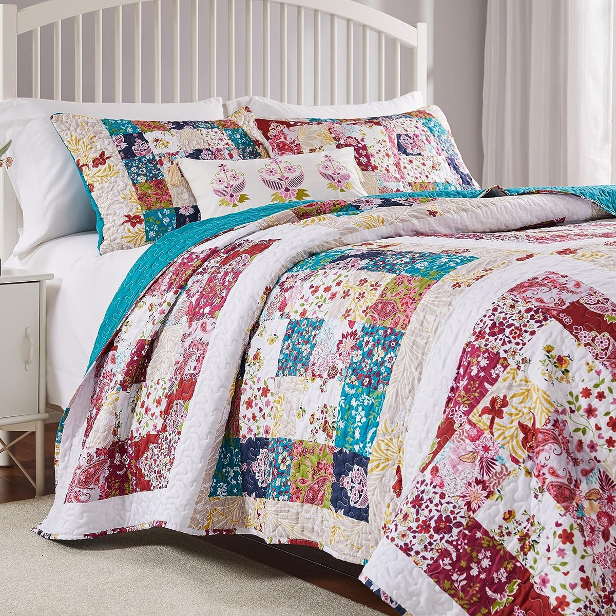 Harmony Quilt Set with Patchwork Print Design