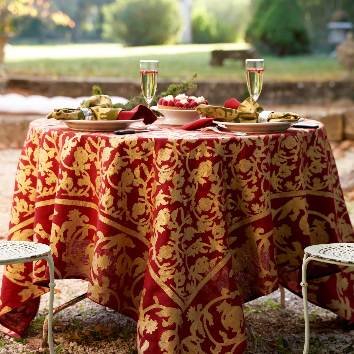 Saint-Remy d'Or et Rouge Tablecloth